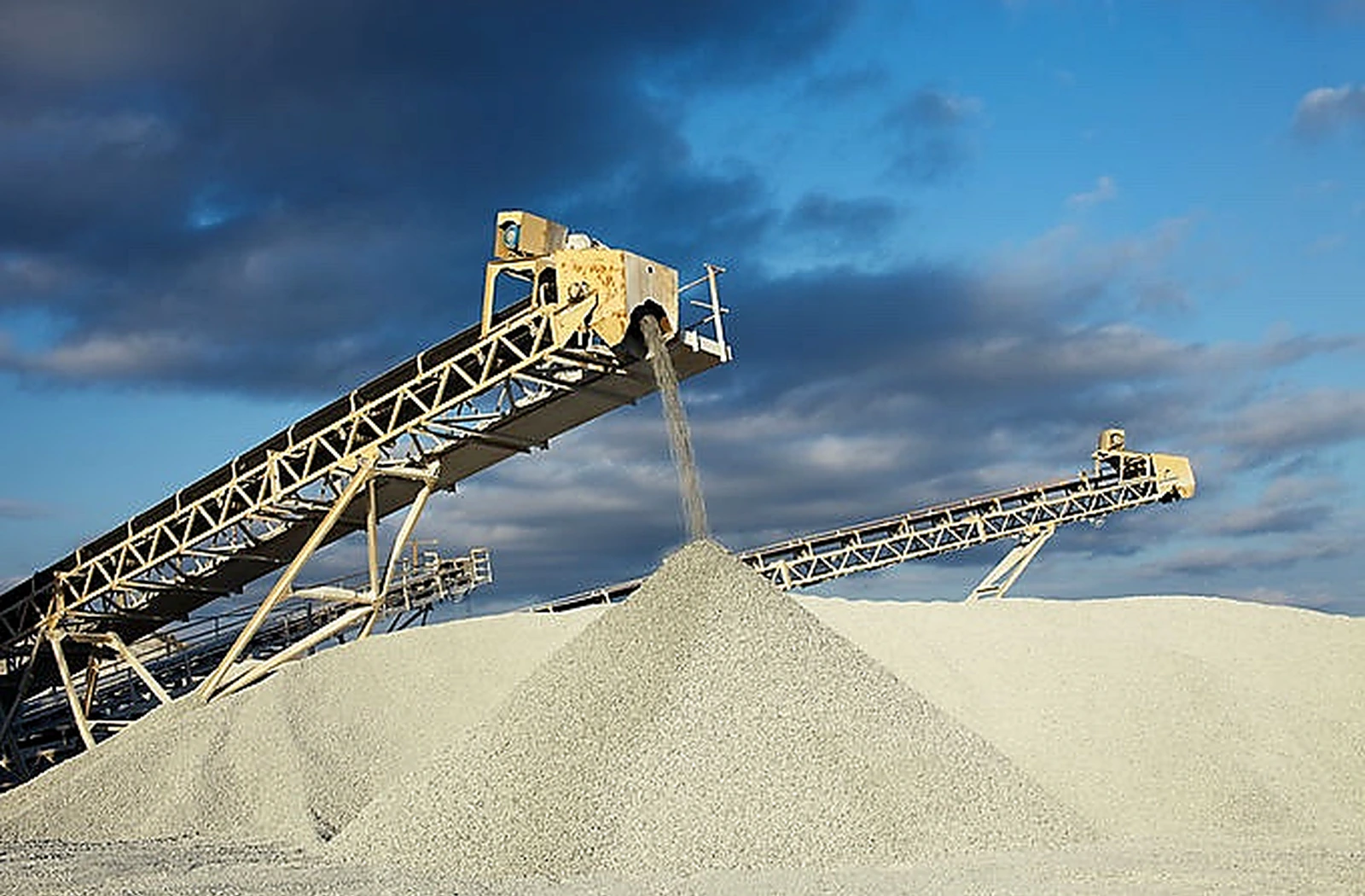 Industrial conveyor system handling bulk material